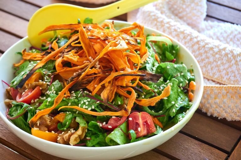 Fiz essa salada colorida com ingredientes simples e agora ela não pode faltar no almoço de domingo