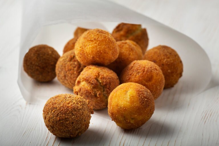 Bolinho de Chuva Salgado de Queijo e Milho