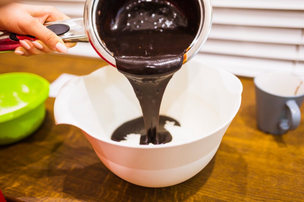 Cobertura Durinha e Brilhante de Chocolate para Bolo de Cenoura